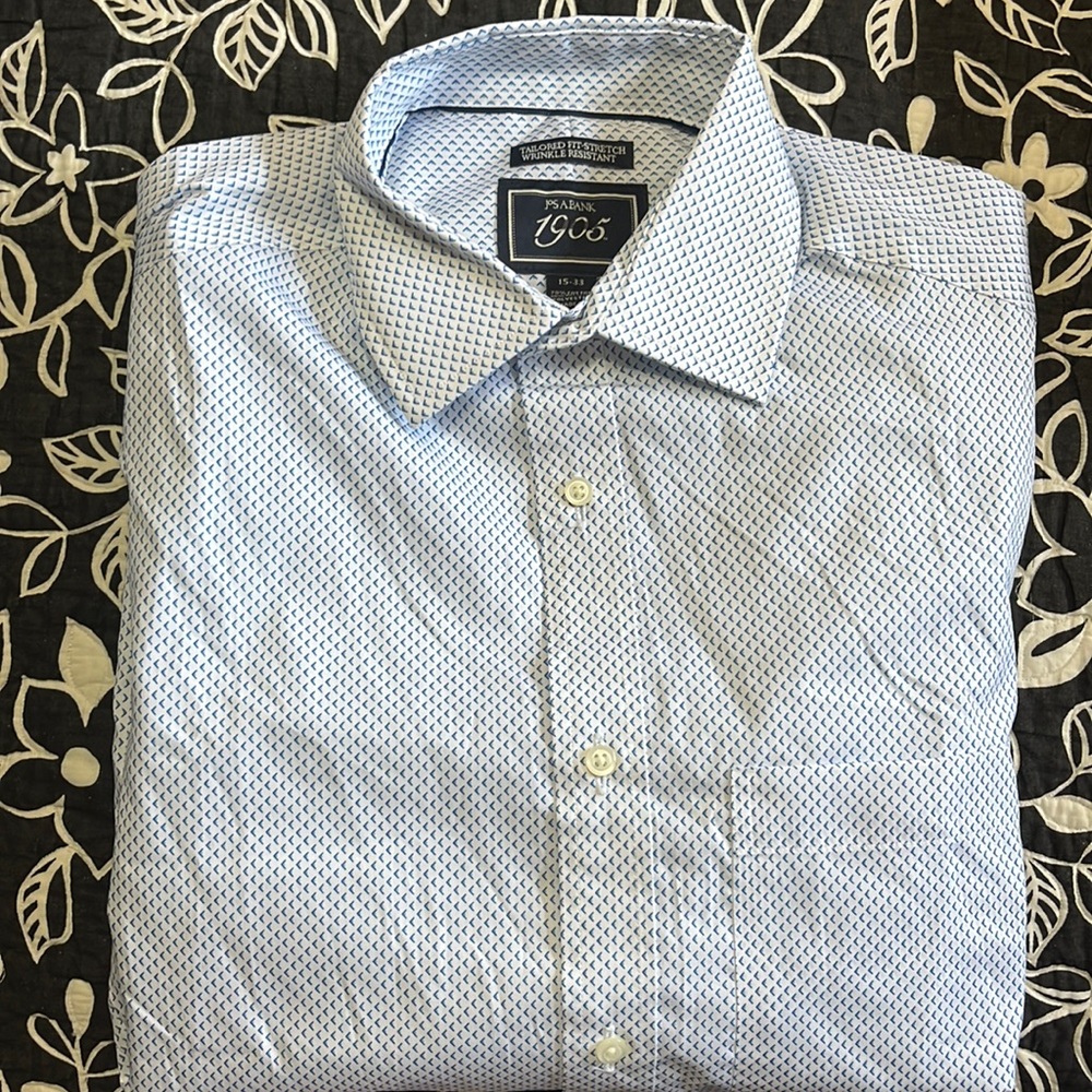 (384)NWOT Mens long sleeve dress shirt by Jos A Bank. Size 15-33. Blue/white